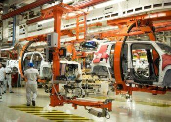 Mesmo com pequena alta, produção industrial segue estagnada