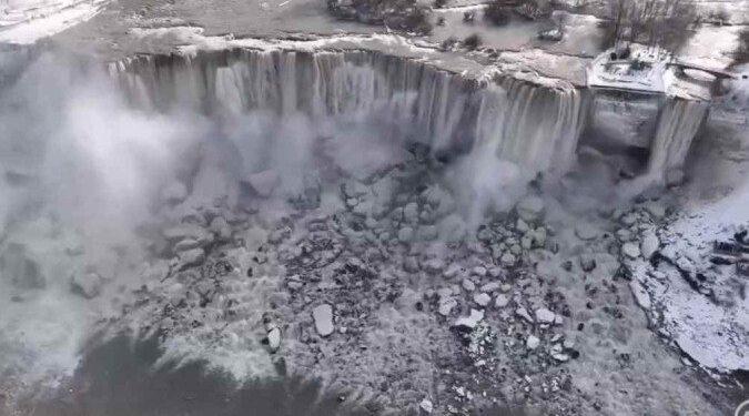 Cataratas do Niágara congelam com forte nevasca que atinge EUA e Canadá