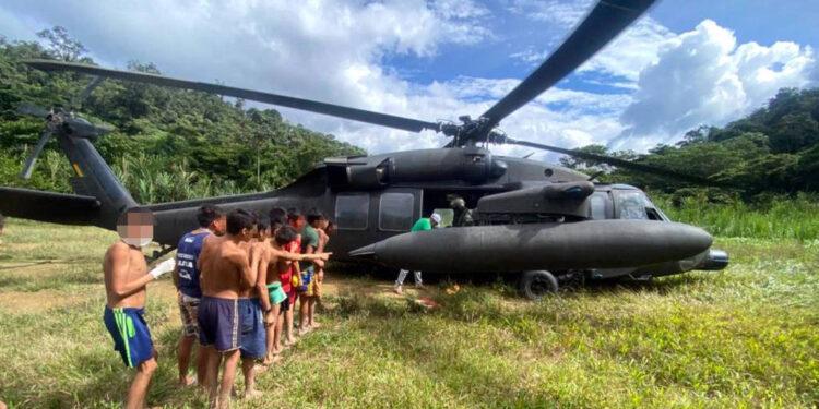 Yanomamis fazem fila para receber cestas básicas
