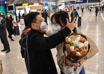 China reabre fronteiras e encerra isolamento contra covid-19