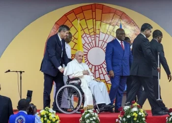 Ao chegar à África, papa Francisco critica ‘colonialismo econômico’