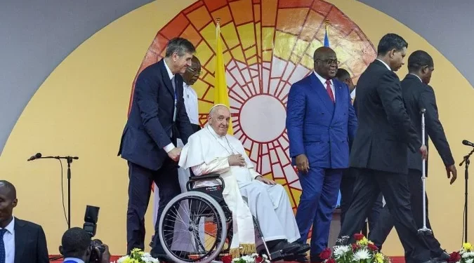 Ao chegar à África, papa Francisco critica ‘colonialismo econômico’