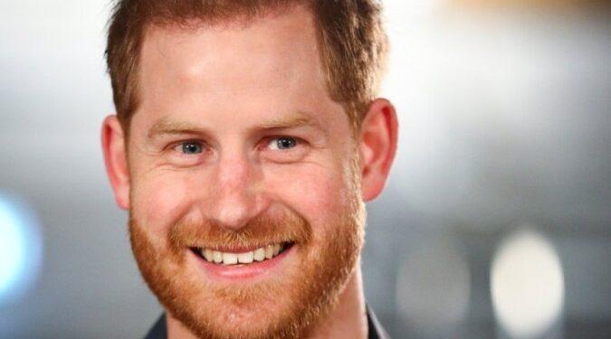 ‘O mais estranho já escrito sobre a família’: o livro do príncipe Harry nas palavras do correspondente real da BBC