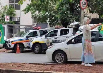 PM tenta tirar poucos manifestantes que ainda se mantêm em avenida de BH