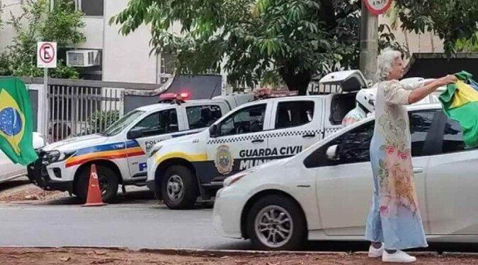 PM tenta tirar poucos manifestantes que ainda se mantêm em avenida de BH