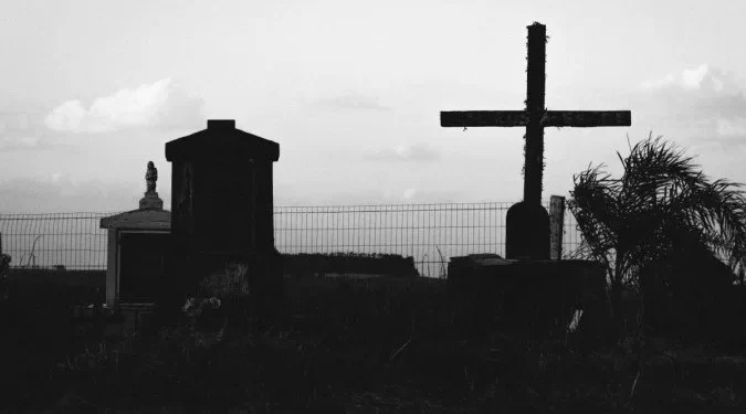 Professora é presa por abusar sexualmente de aluno em cemitério