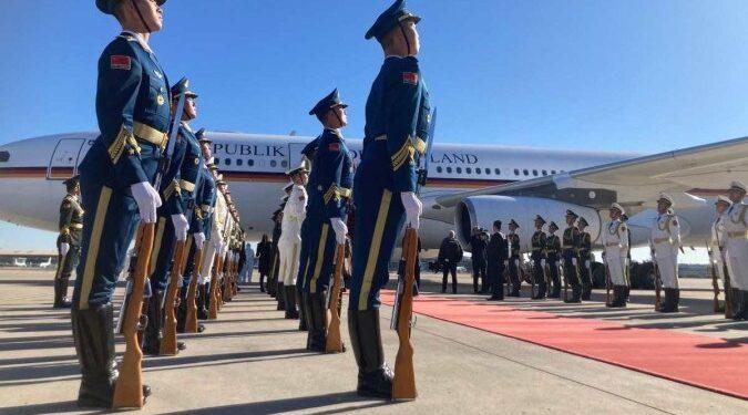 Chinês é preso após fingir ser militar para atrair mulheres