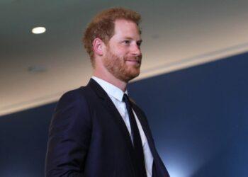 Príncipe Harry diz que deseja se ‘reconectar’ com o pai e com o irmão