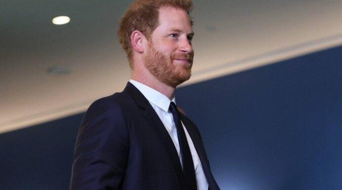 Príncipe Harry diz que deseja se ‘reconectar’ com o pai e com o irmão