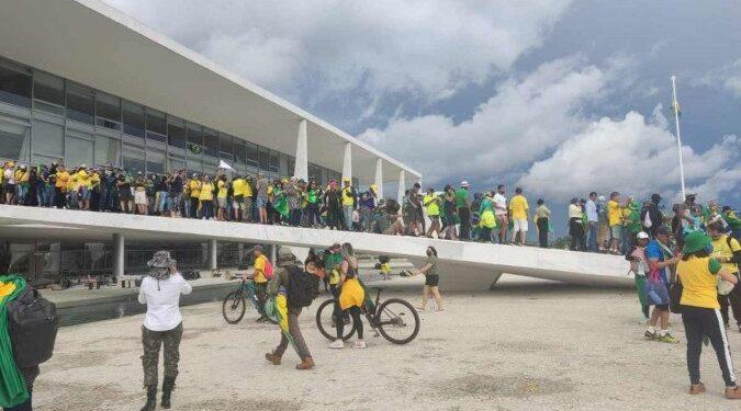 Idosa cai em golpe de fiança enquanto marido participava de atos extremistas