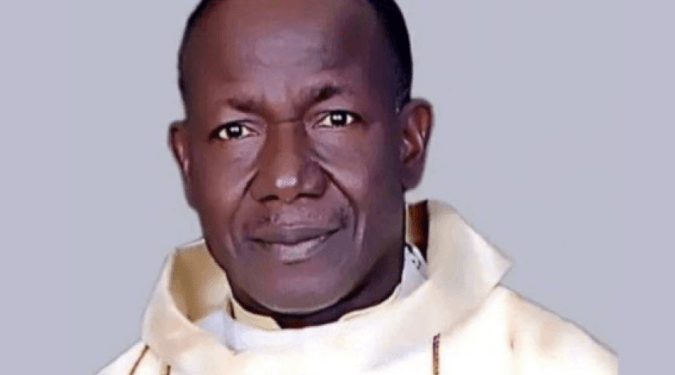 Padre é queimado vivo durante ataque em igreja católica da Nigéria