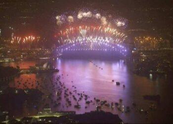 Mundo celebra 2023 com festas e queima de fogos em cartões portais famosos