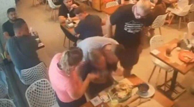 Policial federal salva criança engasgada no RJ; veja vídeo