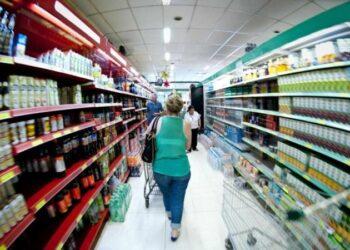 Com alimentos em alta, inflação fura teto e afeta as compras do brasileiro