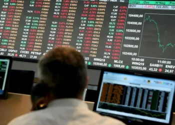 Ibovespa fecha aos 113 mil pontos com apoio de bancos e varejo