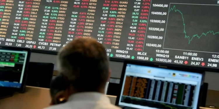 Ibovespa fecha aos 113 mil pontos com apoio de bancos e varejo