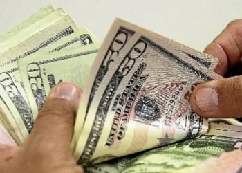 Dólar cai 1,10% com ajustes e perspectiva de alta menor de juros nos EUA