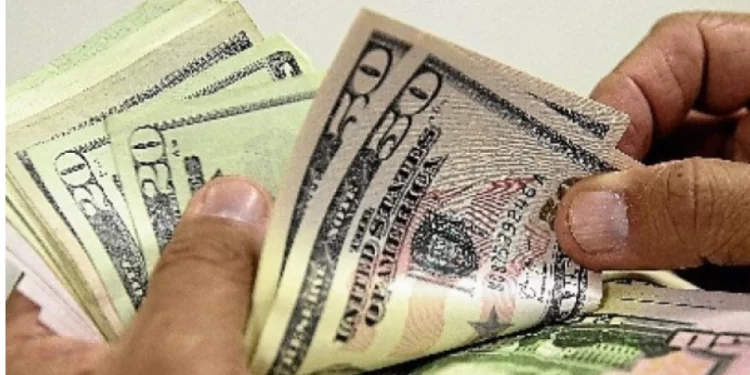 Dólar cai 1,10% com ajustes e perspectiva de alta menor de juros nos EUA