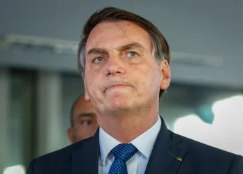 PF vai investigar se Bolsonaro interferiu em operações que atingiriam filhos