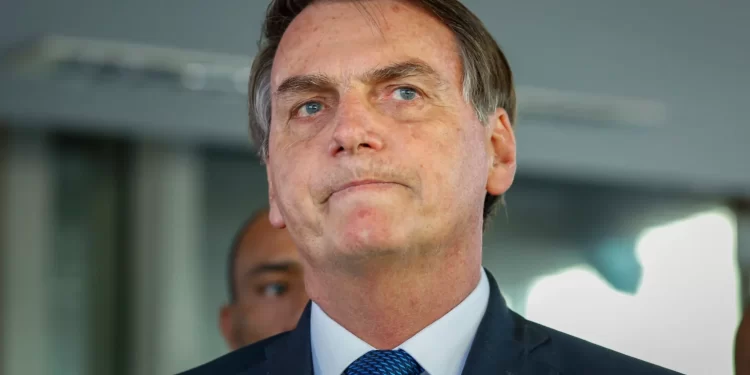 PF vai investigar se Bolsonaro interferiu em operações que atingiriam filhos