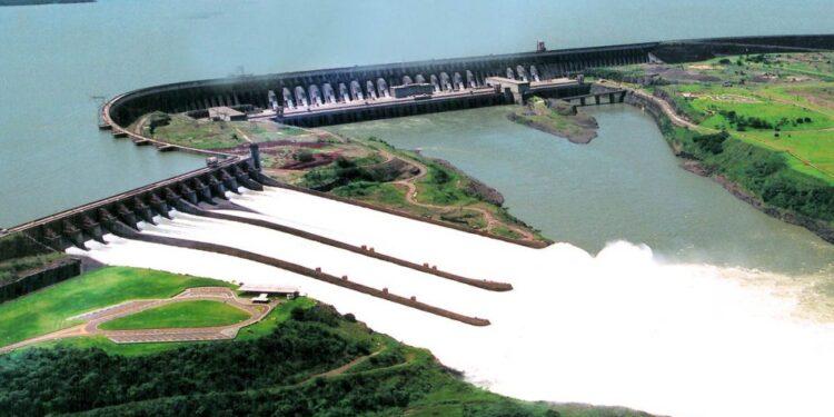 Paraguai usa energia paga por brasileiros a Itaipu e já deve R$ 9 bi