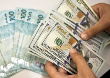 Dólar avança após atos golpistas em Brasília, e Bolsa passa a subir seguindo exterior