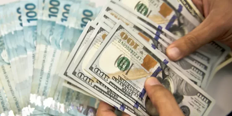 Dólar avança após atos golpistas em Brasília, e Bolsa passa a subir seguindo exterior