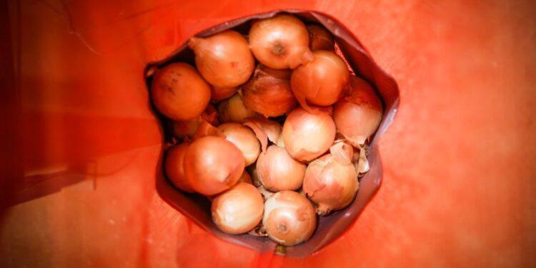 Cebola salta 130%, e gasolina cai 25,8%; veja as maiores altas e baixas do IPCA