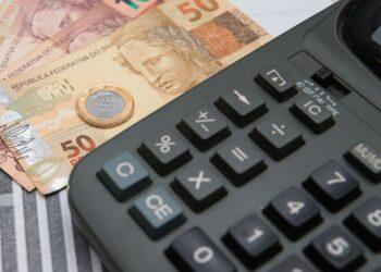 Mercado coloca tensão doméstica em ‘stand by’ e taxas recuam com exterior