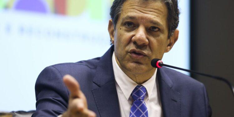 Bolsa sobe 2% e dólar cai a R$ 5,10 após declarações de Haddad sobre política fiscal e PIB da China