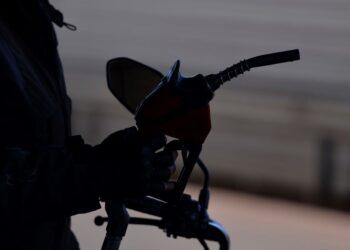 Preço médio da gasolina nos postos fica estável apesar de reajuste, diz ANP