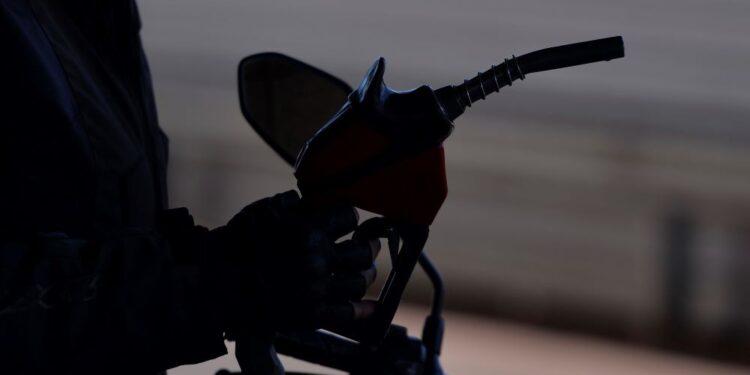 Preço médio da gasolina nos postos fica estável apesar de reajuste, diz ANP