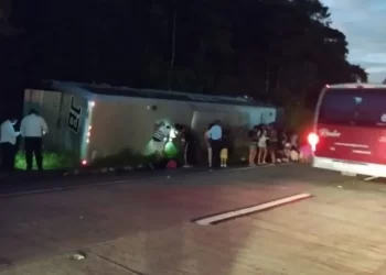 Ônibus de turistas tomba na Serra de Petrópolis e deixa dois feridos graves
