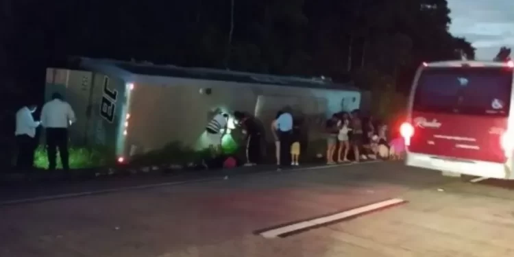 Ônibus de turistas tomba na Serra de Petrópolis e deixa dois feridos graves