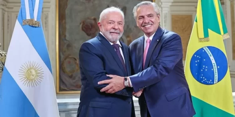 Entenda o que significa moeda comum e o que está por trás da proposta anunciada por Brasil e Argentina