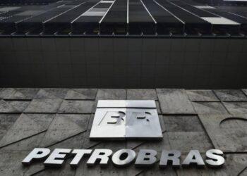Petrobras eleva em 7,4% preço da gasolina nas refinarias