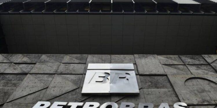 Petrobras eleva em 7,4% preço da gasolina nas refinarias