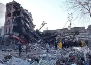Após 9 dias, mulher de 77 anos é resgatada entre escombros na Turquia