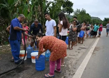 Isolados, turistas e moradores de São Sebastião fazem estoque de comida