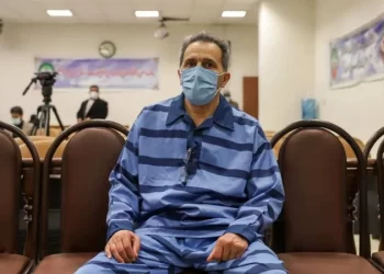 Dissidente iraniano-alemão é condenado à morte no Irã por ‘terrorismo’