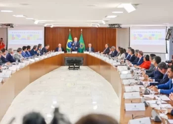 Lula faz promessas a governadores e prefeitos em busca de união com estados