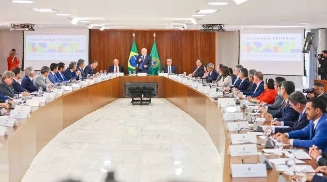 Lula faz promessas a governadores e prefeitos em busca de união com estados