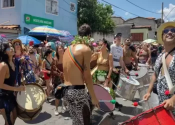 Bloco Como te Lhama leva centenas de foliões para as ruas de BH