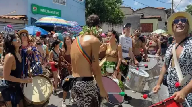 Bloco Como te Lhama leva centenas de foliões para as ruas de BH