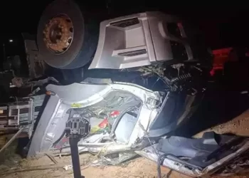 Homem que não usava cinto morre em capotamento de caminhão