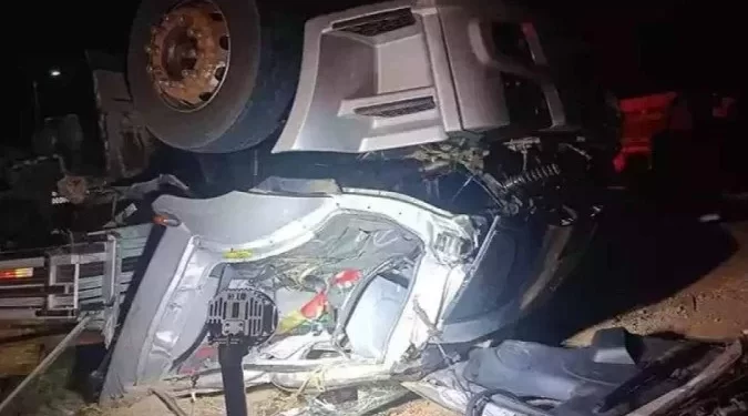 Homem que não usava cinto morre em capotamento de caminhão