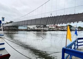 Jovem continua desaparecido após ponte ceder no Sul