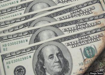 Moedas: dólar recua ante rivais, com comentários de BCs em foco