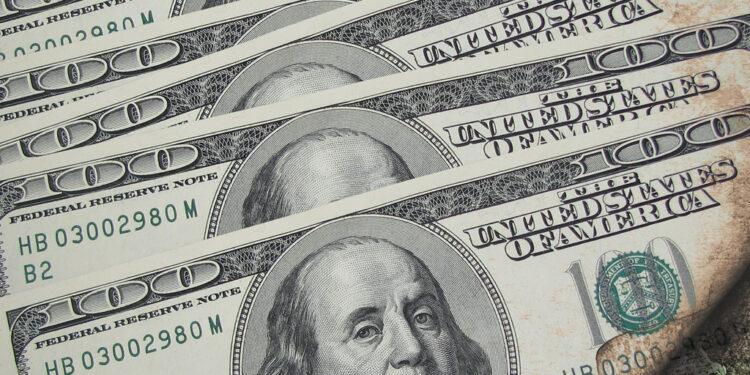 Moedas: dólar recua ante rivais, com comentários de BCs em foco