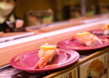 Brincadeiras anti-higiênicas em restaurantes de sushi provocam indignação no Japão